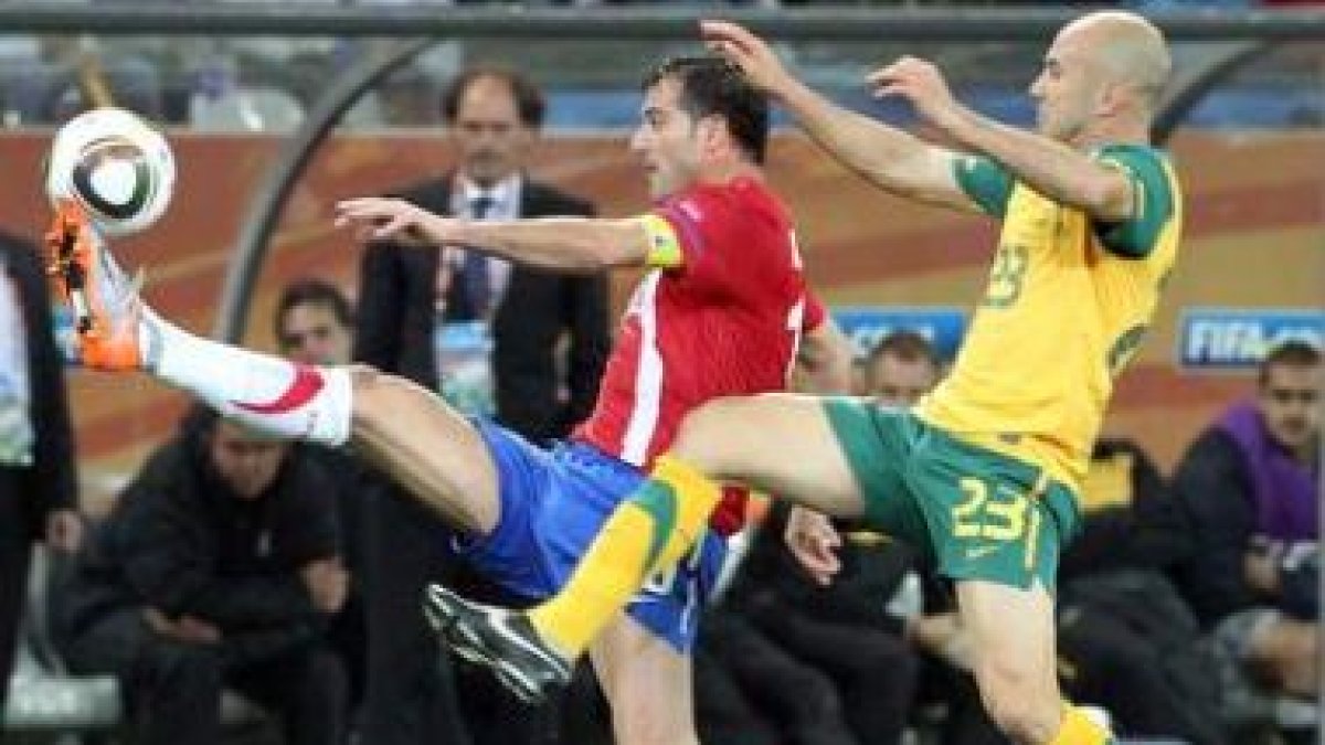 Bresciano y Stankovic pujan por el control del balón.