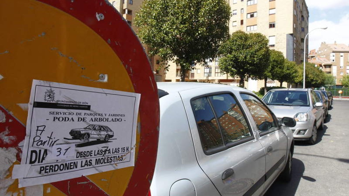Cartel anunciando la poda de hoy en el inicio de Eras de Renueva.