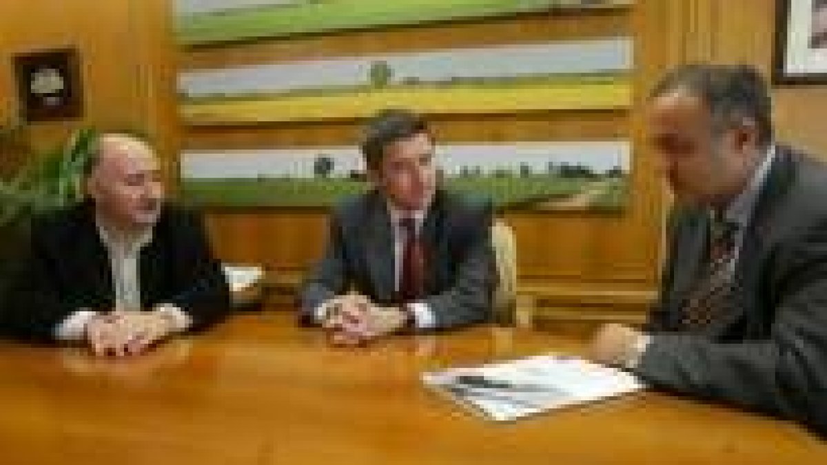 El alcalde de León, Francisco Fernández, en el centro, junto a los responsables de Espacio León