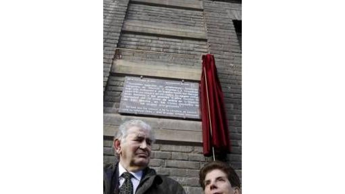 Gamoneda y Ángeles, bajo la placa en la casa donde el poeta vivió de pequeño