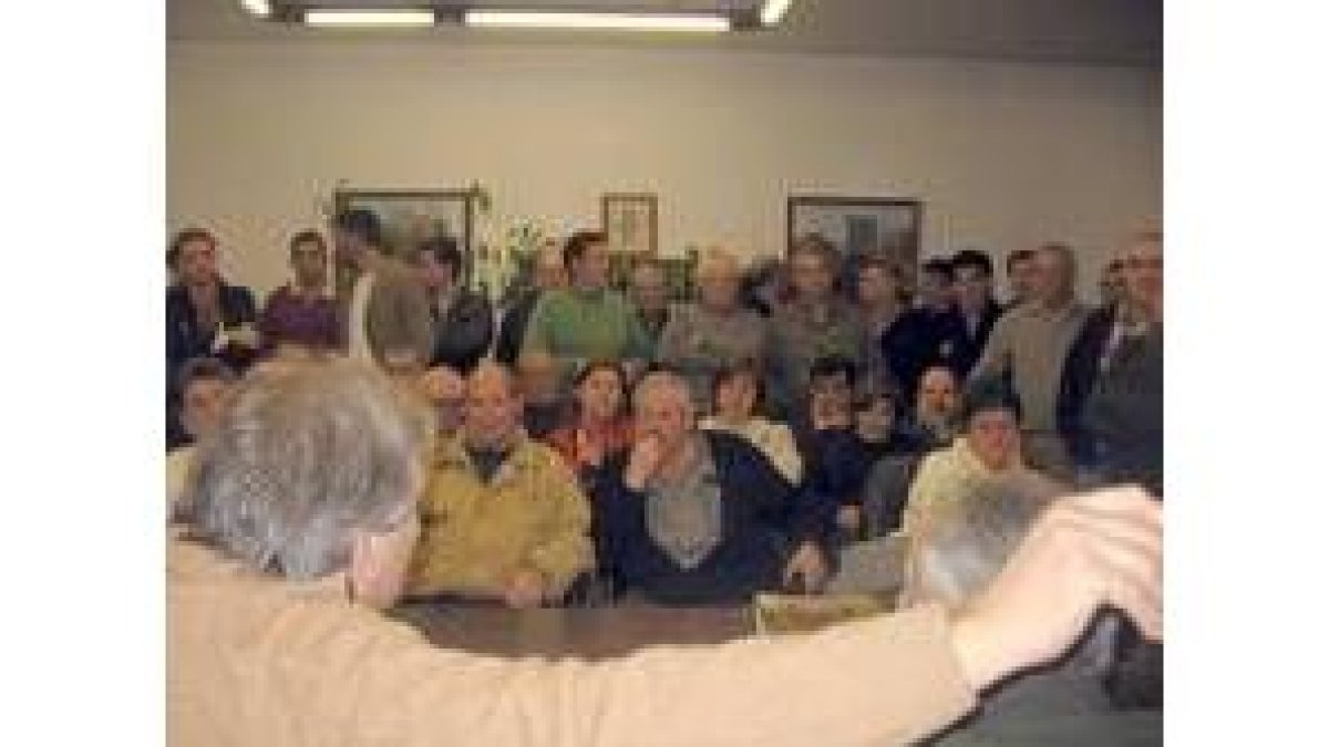 De espaldas el alcalde de Corullón, ayer en el concejo público