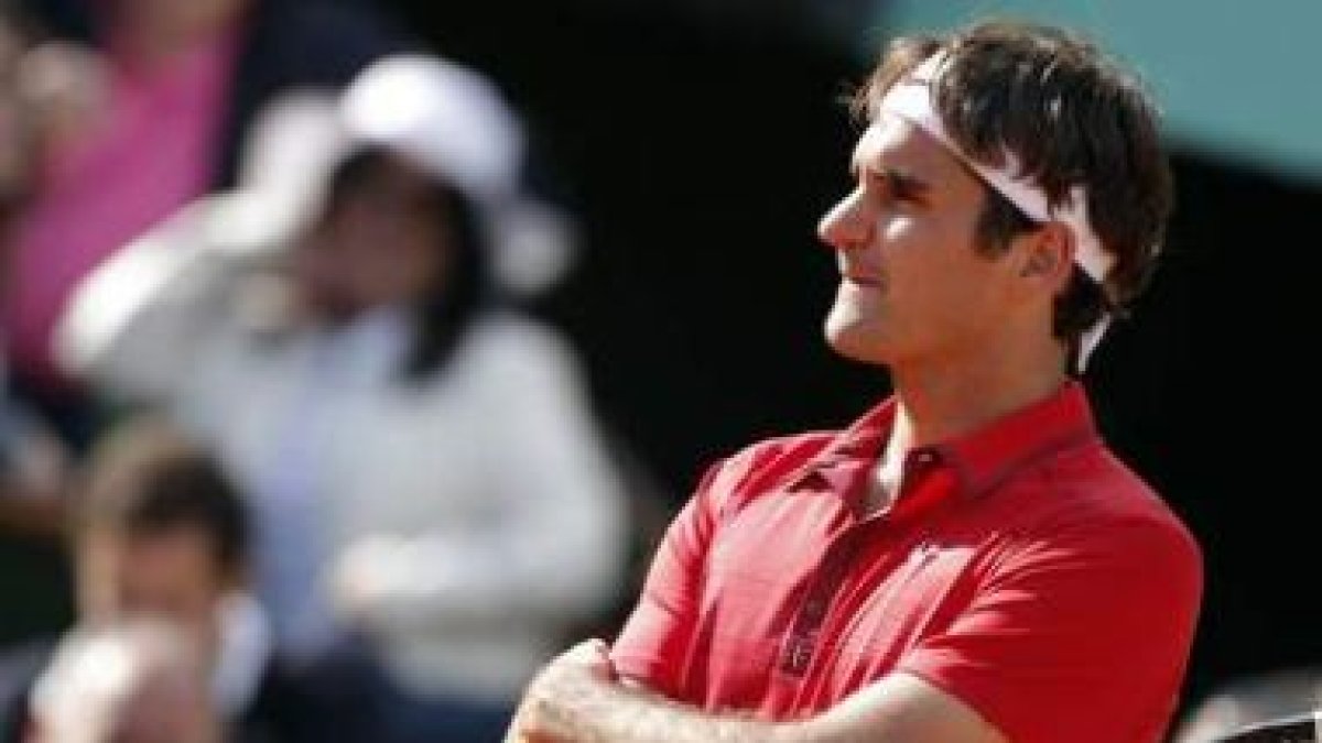 Federer contempla a su rival Monfils en un partido en el que el suizo demostró ser muy superior.