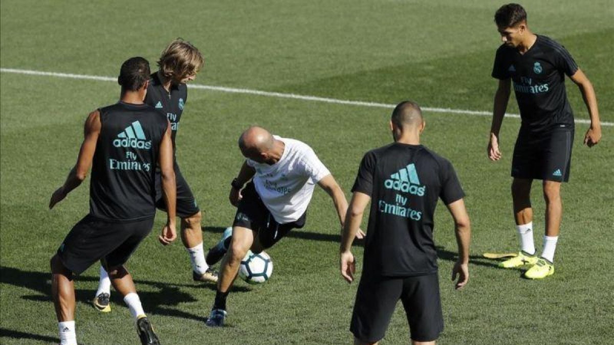Zidane, en el centro de un rondo durante el entrenamiento de este sábado.