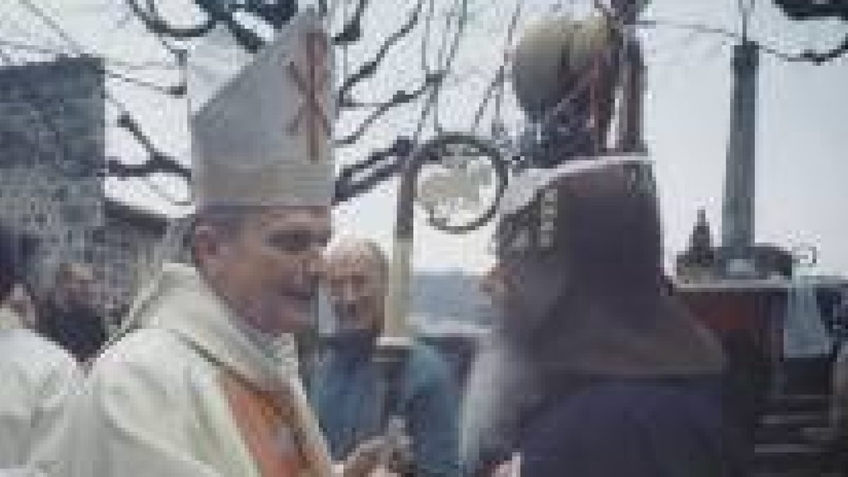 El obispo de Le Puy saluda a Marcelino Lobato en el santuario tras la apertura