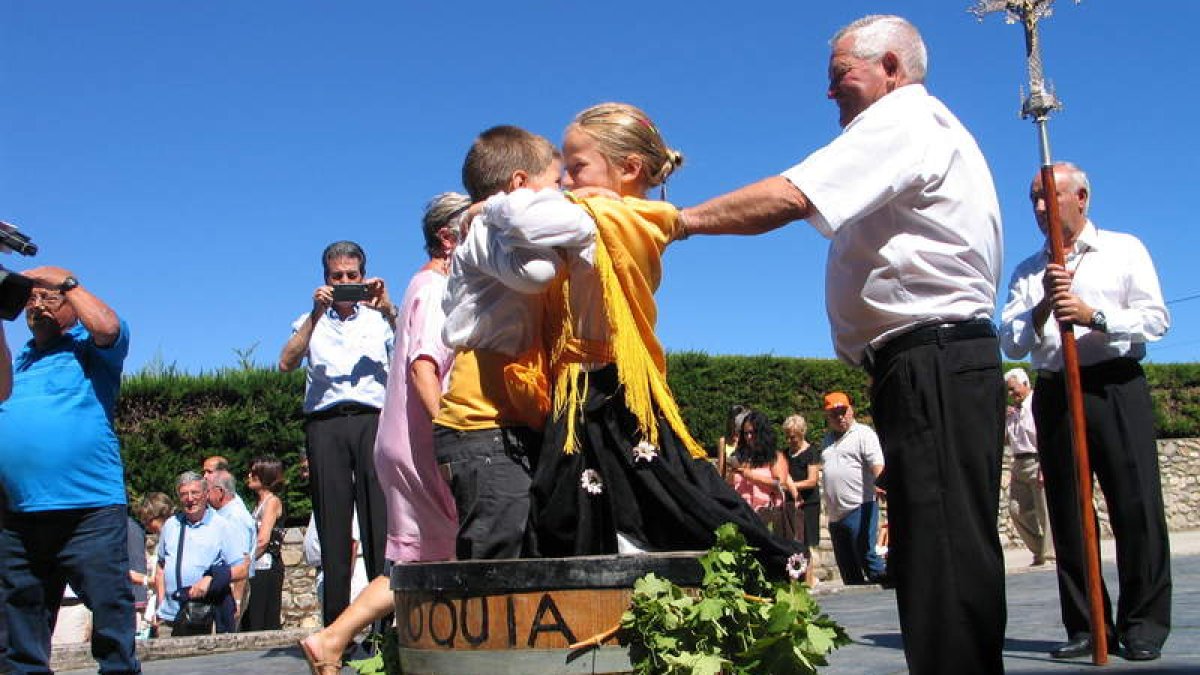 Luca y María pisando las uvas en la presentación de la ofrenda del primer mosto. M. MACÍAS