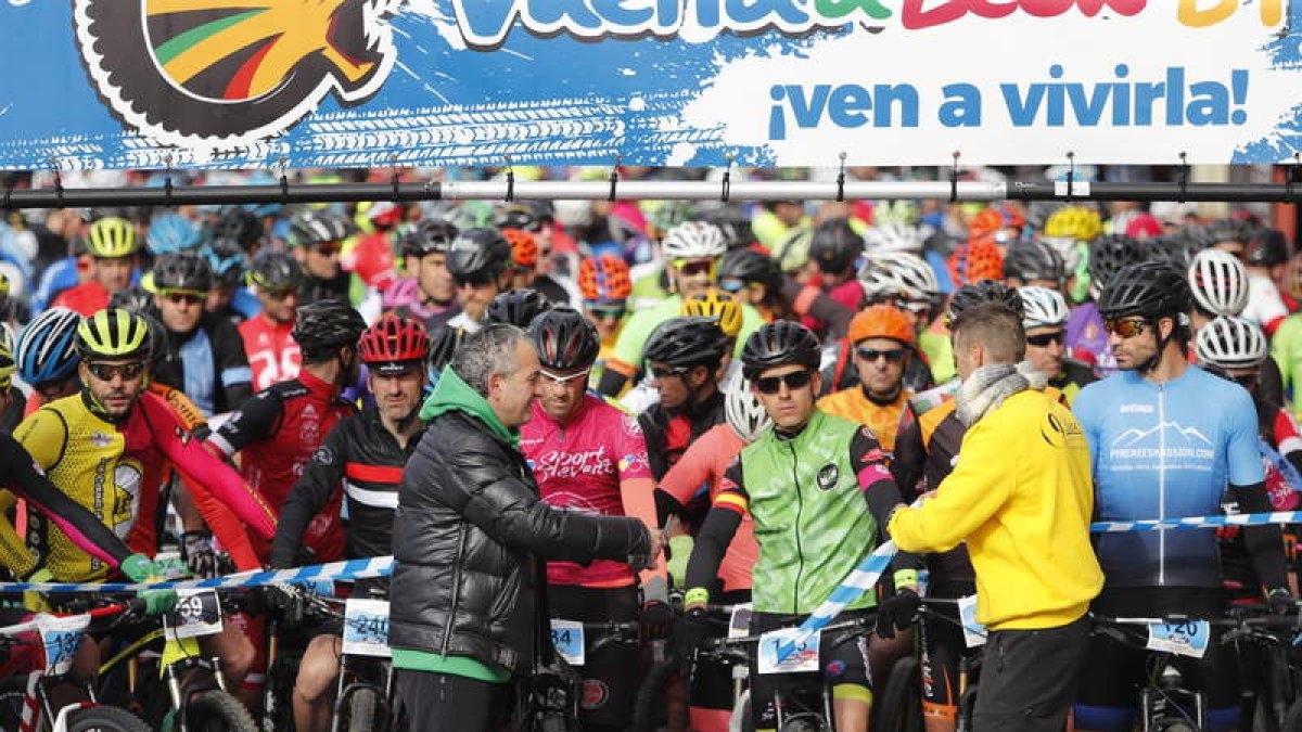 Los corredores, antes de efectuarse la salida en Cistierna.