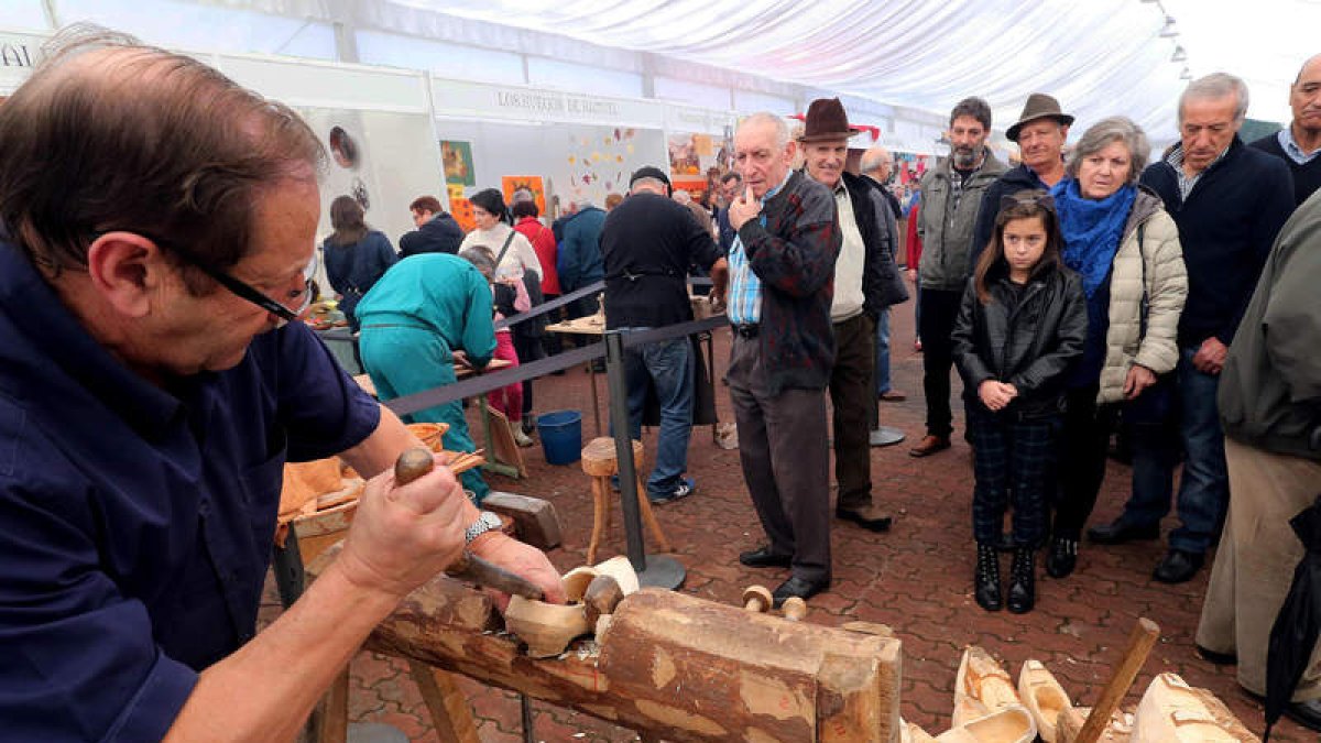 Exhibición de fabricación de madreñas, en Páramo del Sil.