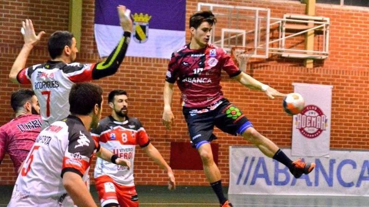 Un lance del encuentro entre el Abanca Ademar y el Balonmano Nava en Valencia de Don Juan.
