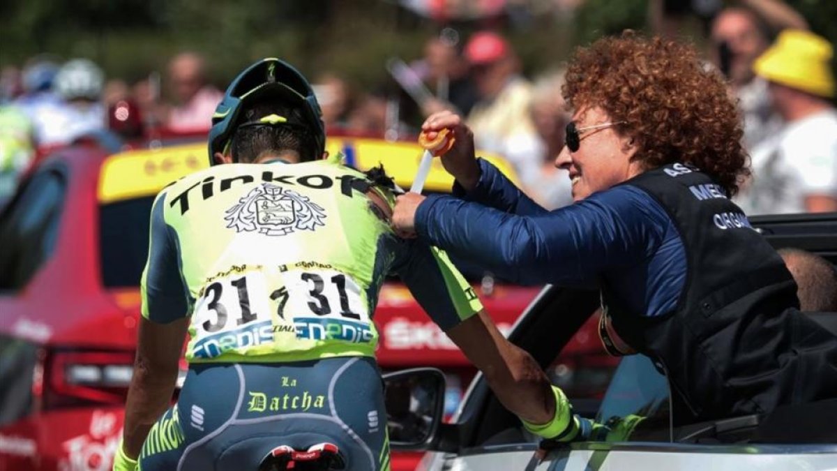 Alberto Contador, atendido por la médico del Tour, durante la primera etapa del Tour.