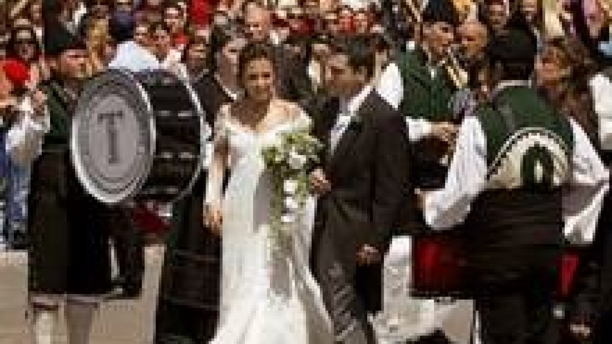 Tras la ceremonia, fueron recibidos por los gaiteros de Covadonga