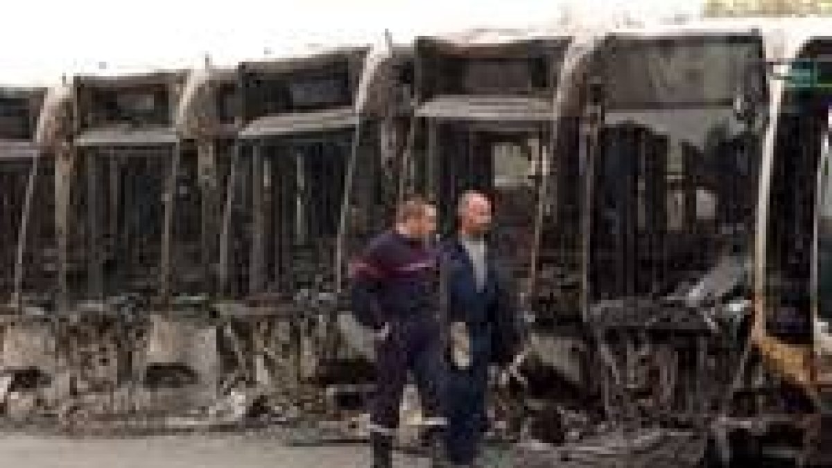 Un total de 23 autobuses fueron quemados ayer sólo en el distrito parisino de Trappes
