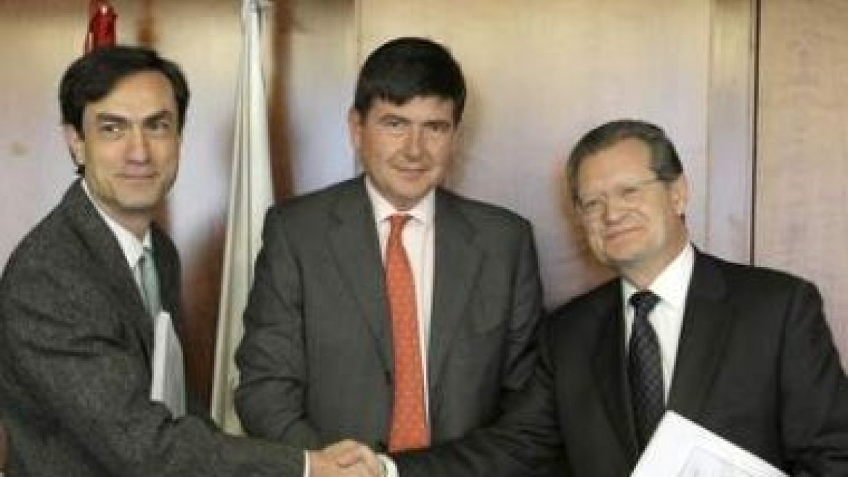 El presidente de Usca, Camilo Cela, el mediador Pimentel y Juan Ignacio Lema (Aena).