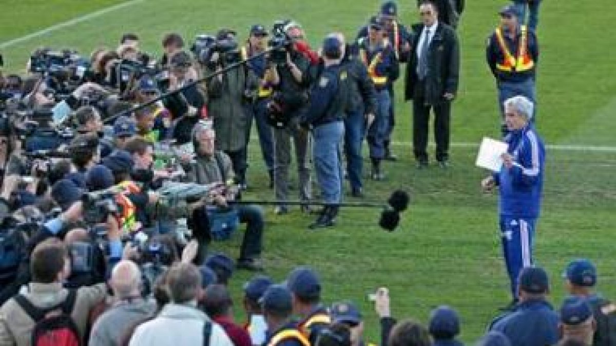 Domenech lee una carta de los jugadores franceses después de que se negaran a entrenar.