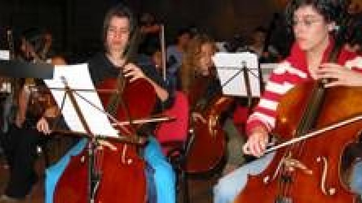 La imagen recoge un momento del ensayo de la orquesta de cuerda