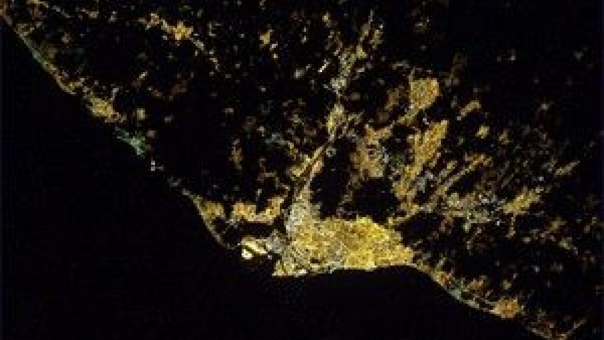 Barcelona, de noche, vista desde la estación internacional
