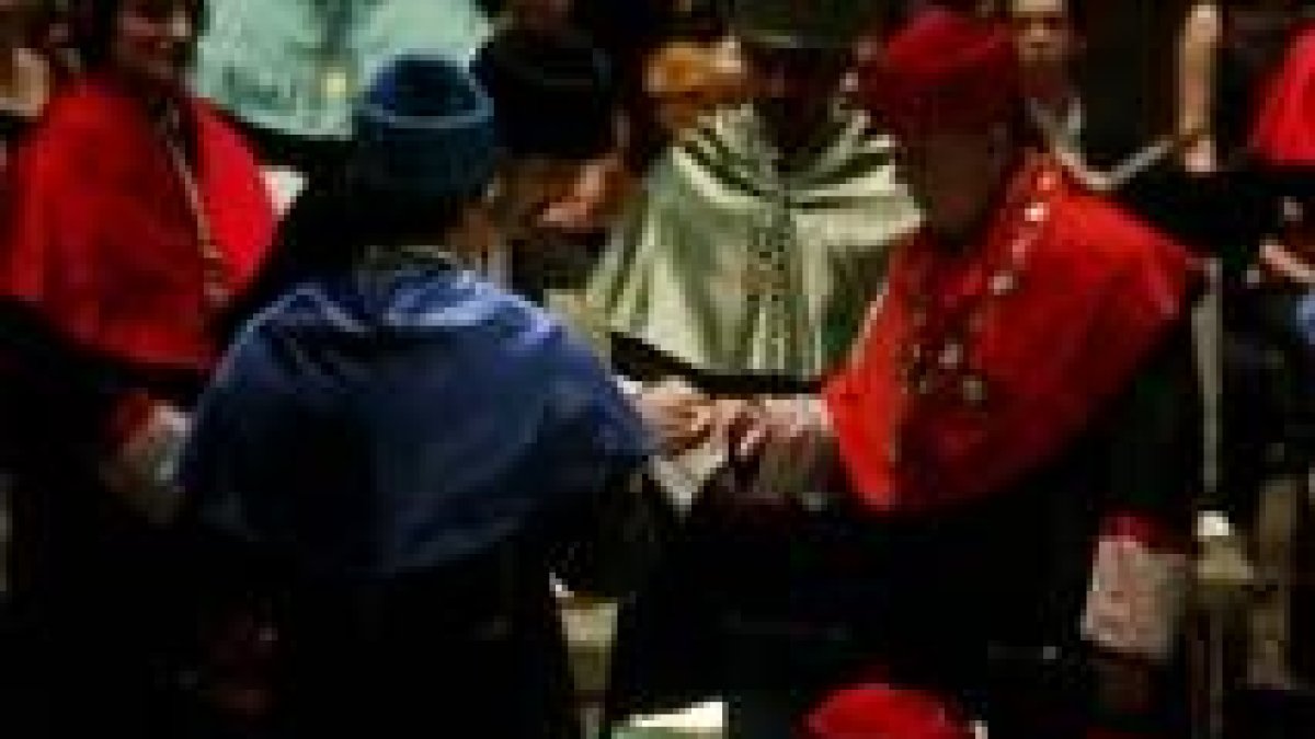 El rector impone a Fraga el anillo de doctor honoris causa