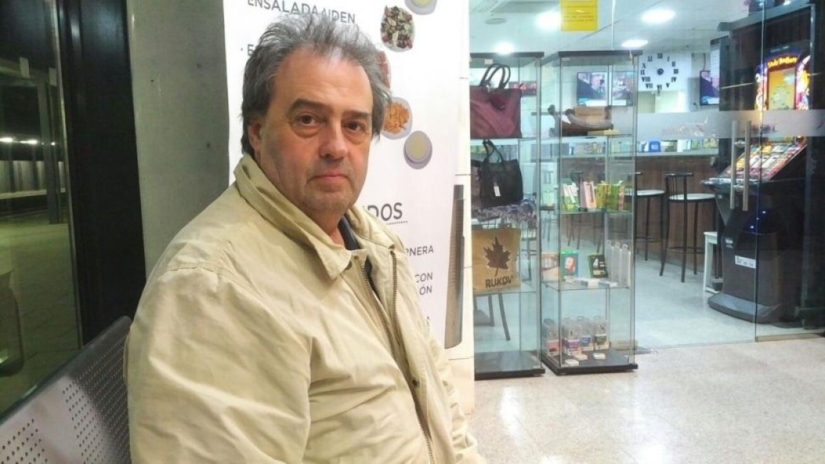 Antonio Torres, dueño de la cantina de la estación de Sant Andreu de Llavaneres, sentado justo delante del establecimiento.