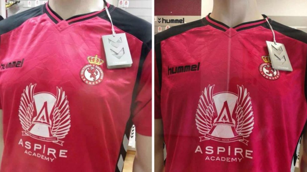Las camisetas de la tercera equipación de la Cultural, con y sin el defecto que mostraba al León con una de las patas cortada.