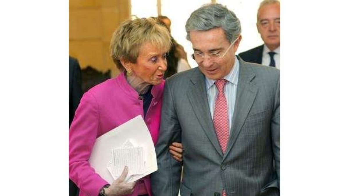 La vicepresidente De la Vega, con Álvaro Uribe.