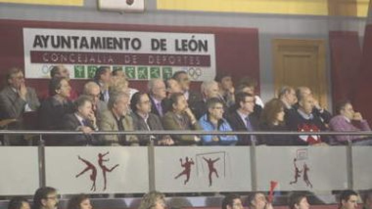Nutrida representación en el palco del Palacio.