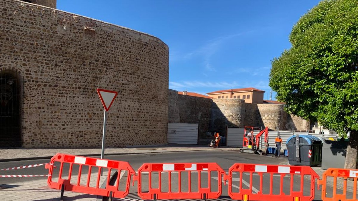 Vallas cortando el tráfico en las inmediaciones de la Muralla. Á. C.