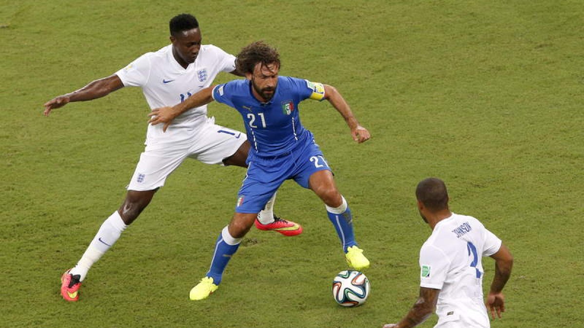 Pirlo controla el balón ante Danny Welbeck, de inglaterra.