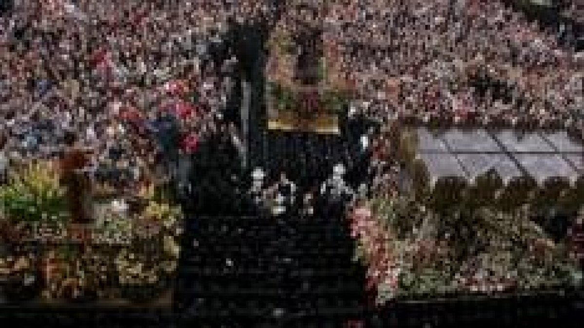 La Cofradía del Dulce Nombre entregó un ramo de flores a las Clarisas