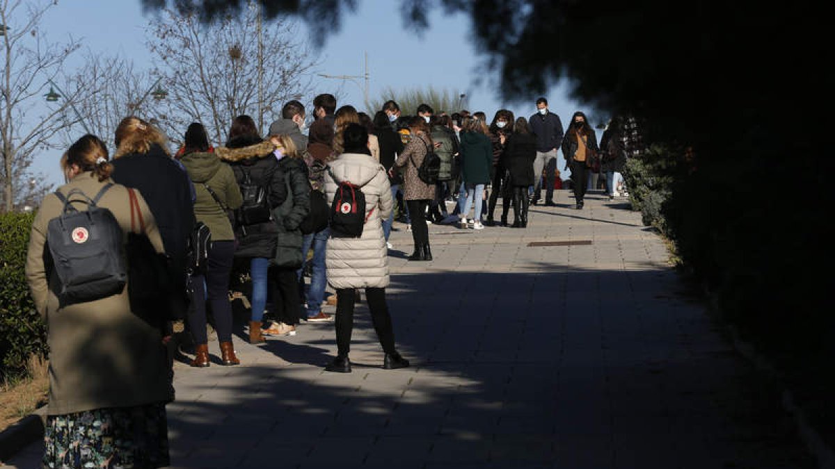 Una de las colas, en la Facultad de Económicas, antes del llamamiento a los aspirantes. FERNANDO OTERO