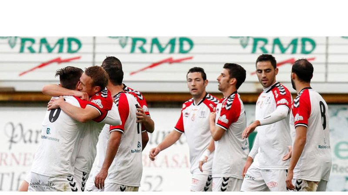Los jugadores de la Cultural felicitan al goleador Aketxe, que con su gol dio un giro definitivo al partido a favor de los intereses deportivos del conjunto local