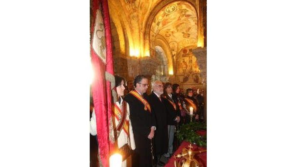 Rodríguez, con el pendón, junto a Chamorro y Aparicio