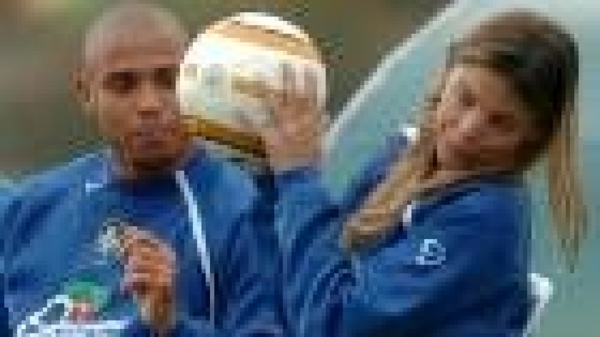 Ronaldo y Daniela Cicarelli bromean con un balón durante un viaje a Río de Janeiro en agosto pasado