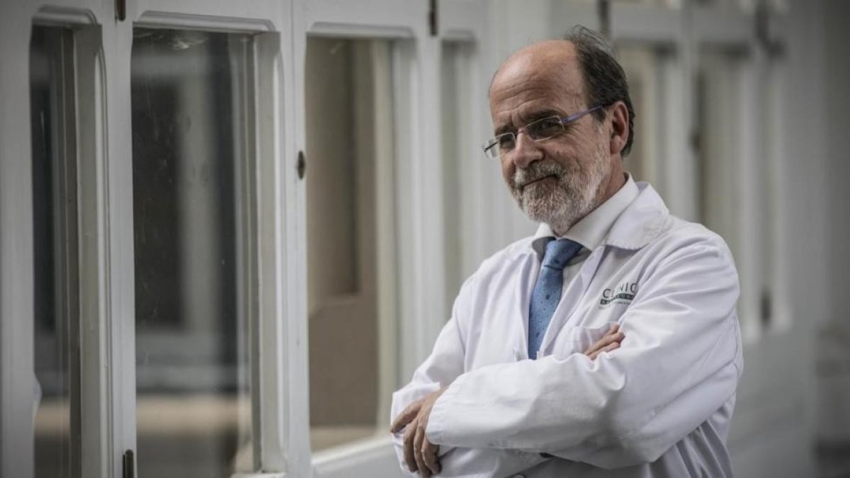 El doctor Ramon Estruc, médico e investigador del Hospital Clínic, en el centro sanitario.