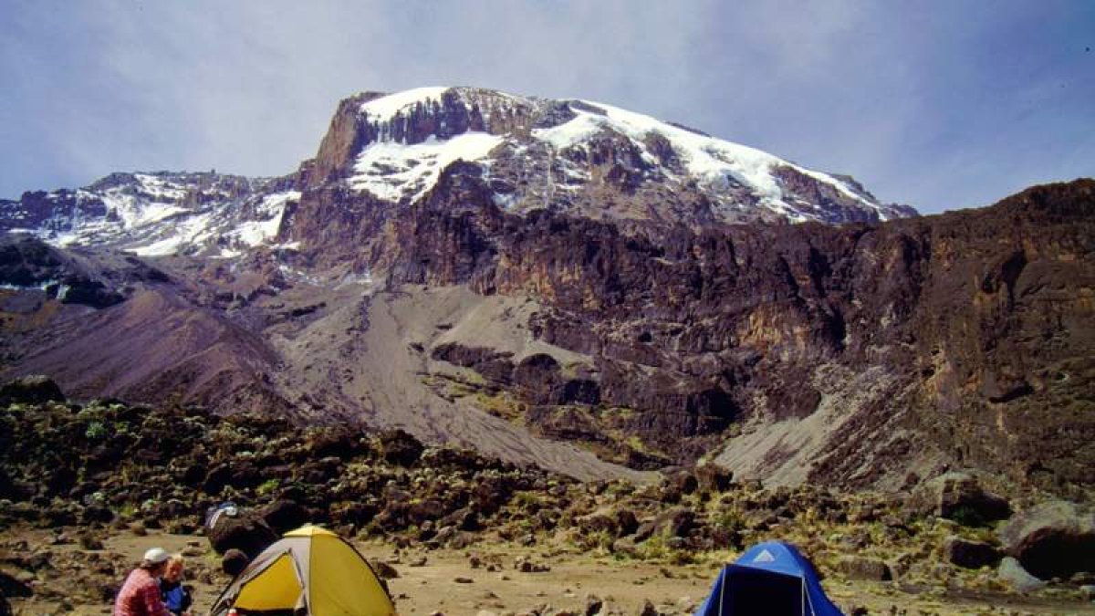 Campamento Barranco Hute, con la cima del Kilimanjaro al fondo.