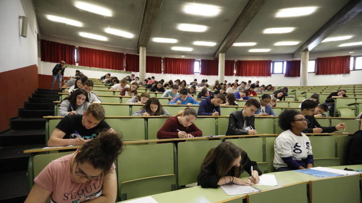Estudiantes leoneses en la Universidad de Léon durante la prueba de la Ebau. MARCIANO PÉREZ