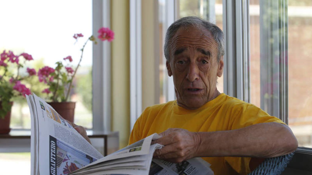 Manuel del Río lee un ejemplar del Diario de León en el centro Cosamai.