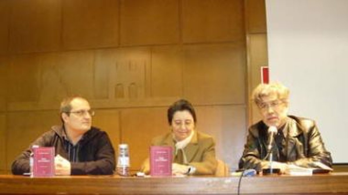 Rafael Cabo, Mercedes Moratinos y Luis Pedro Carnicero durante la presentación del libro.