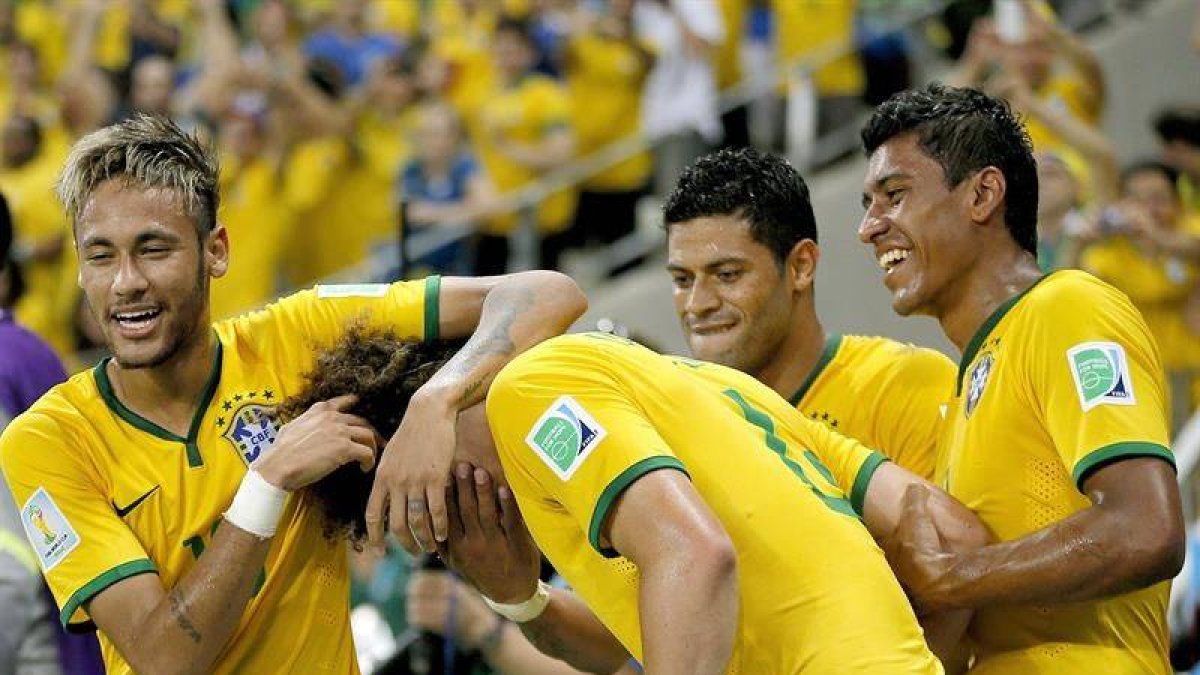 Los brasileños felicitan a David Luiz.