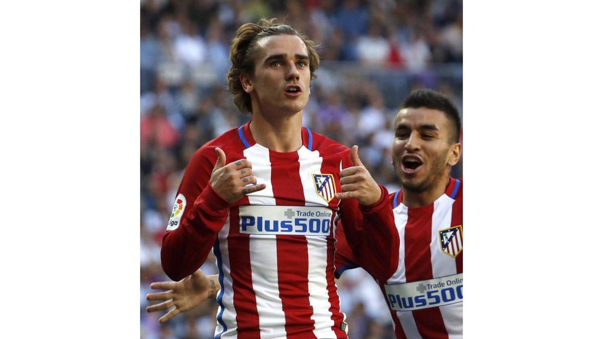 Griezmann y Correa celebran el gol del francés que significó el empate con el Madrid. BALLESTEROS