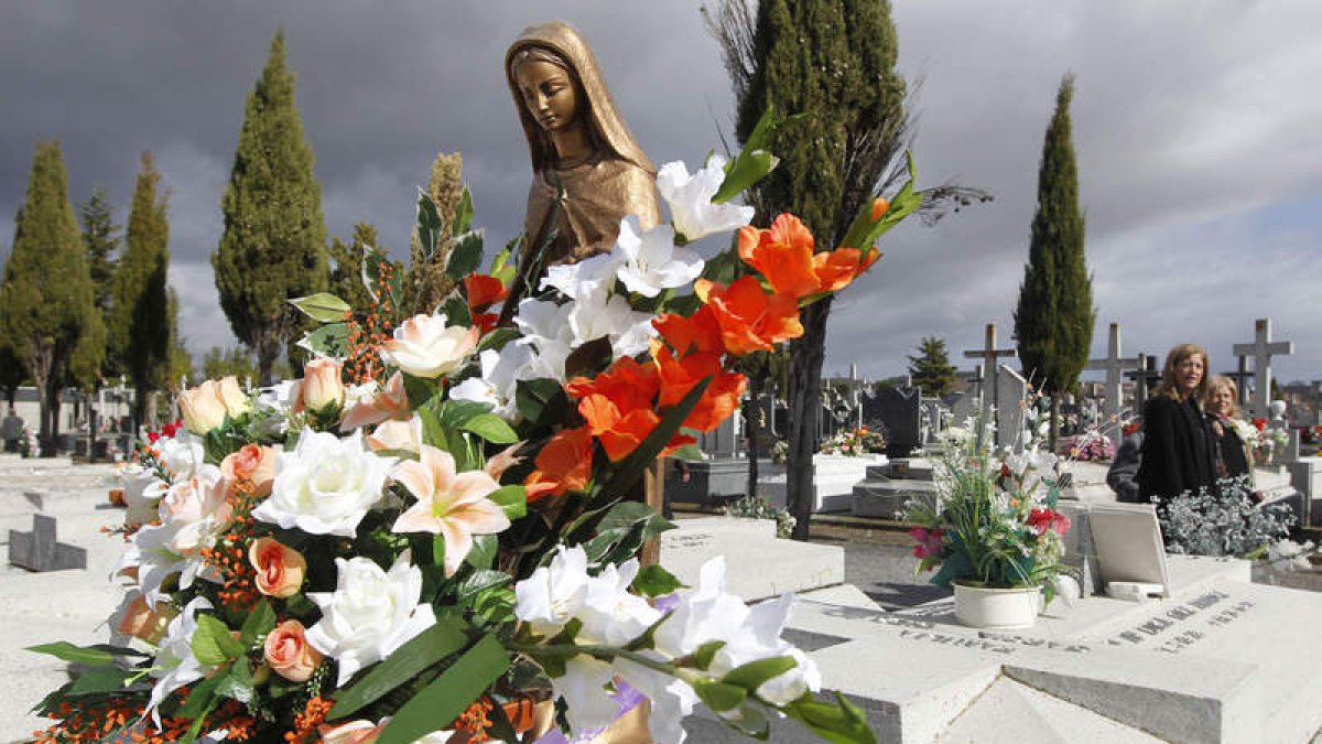 Imagen de archivo de una de las zonas del cementerio de Puente Castro en León.