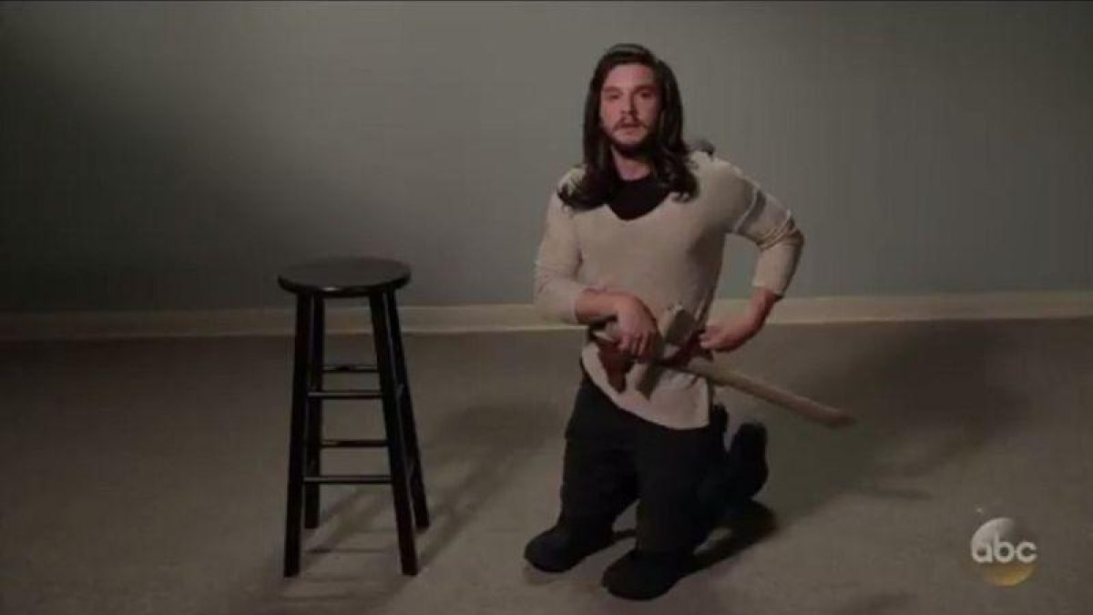 Kit Harington parodia a Arya Stark, en el programa 'Jimmy Kimmel Live!', de la cadena ABC.