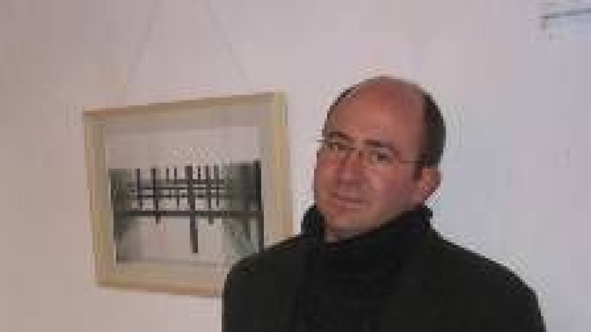 Juan Luis García junto a una de las fotos premiadas en Huelva