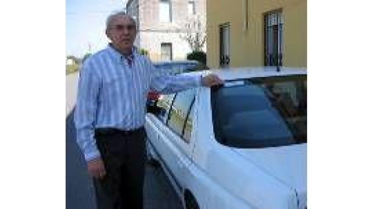 El alcalde fue el primero en poner la pegatina en su propio coche