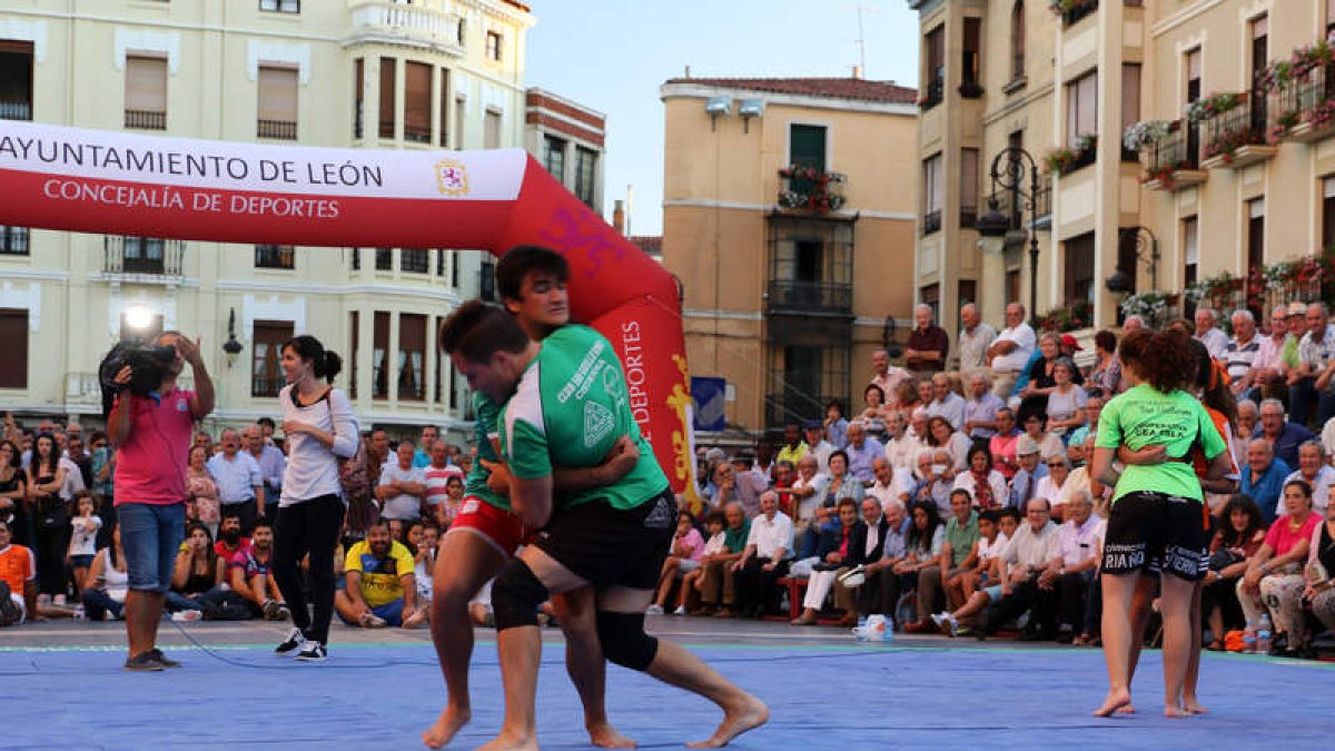 ‘España Directo’, programa de TVE1, abría al país un breve e intenso reflejo del corro leonés. JOSE