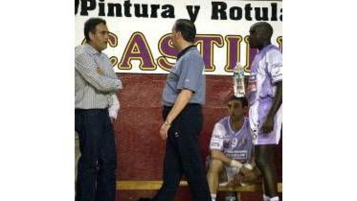 Juan Carlos Pastor recibe una indicación arbitral