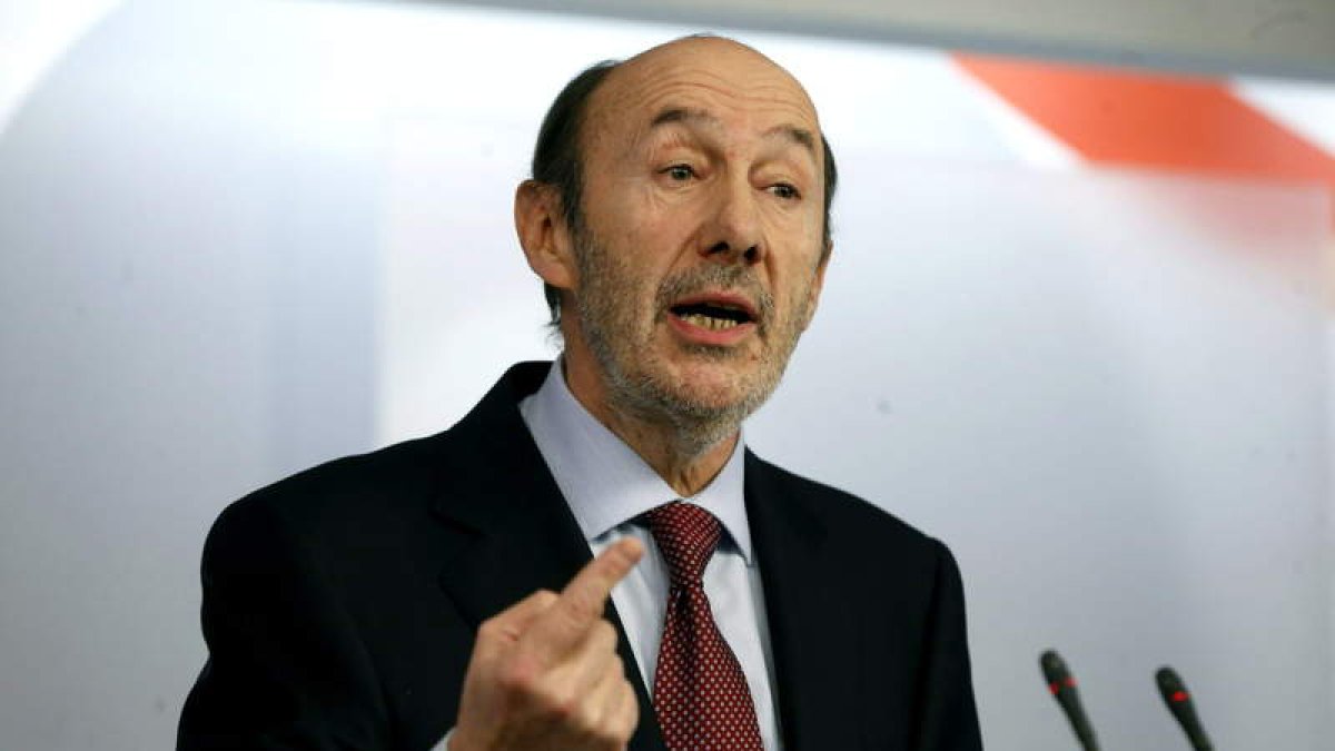 El secretario general del PSOE, Pérez Rubalcaba, en la rueda de prensa celebrada ayer.