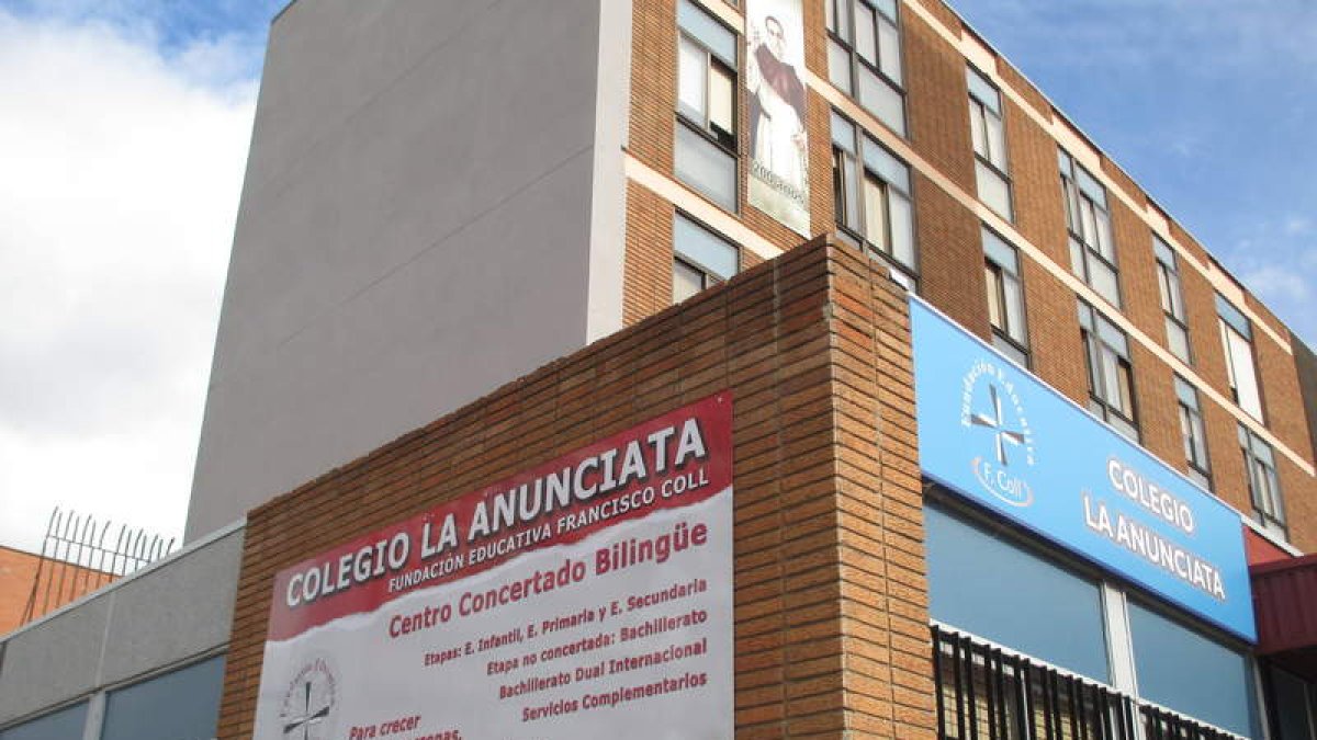 El centro está ubicado en la calle Azorín, ya en Trobajo del Camino.