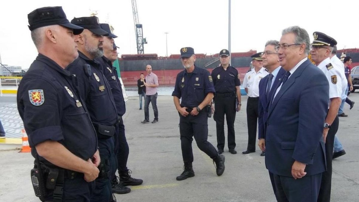 El ministro del Interior, José Ignacio Zoido, en una de las visitas a la policía desplegada en Catalunya.