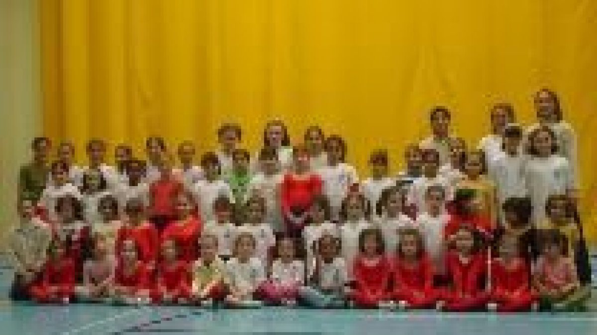 Alumnas y monitoras de la Escuela en el pabellón de las piscinas climatizadas