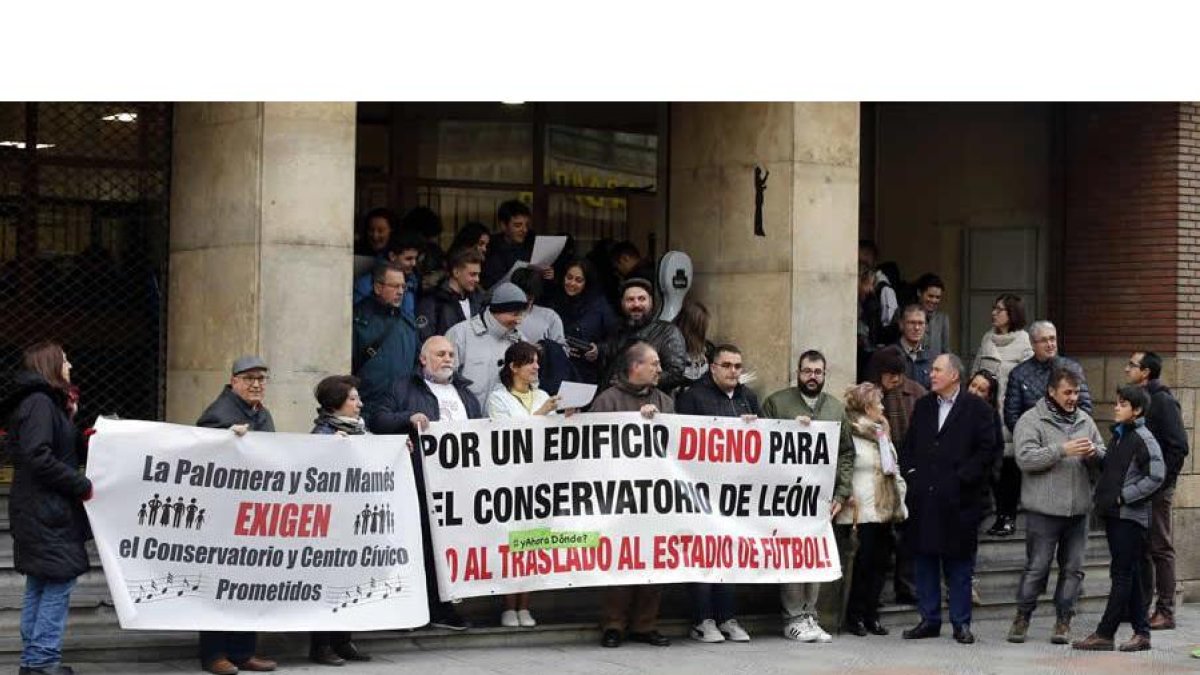 Profesores y alumnos reclamando una solución a la situación del conservatorio.