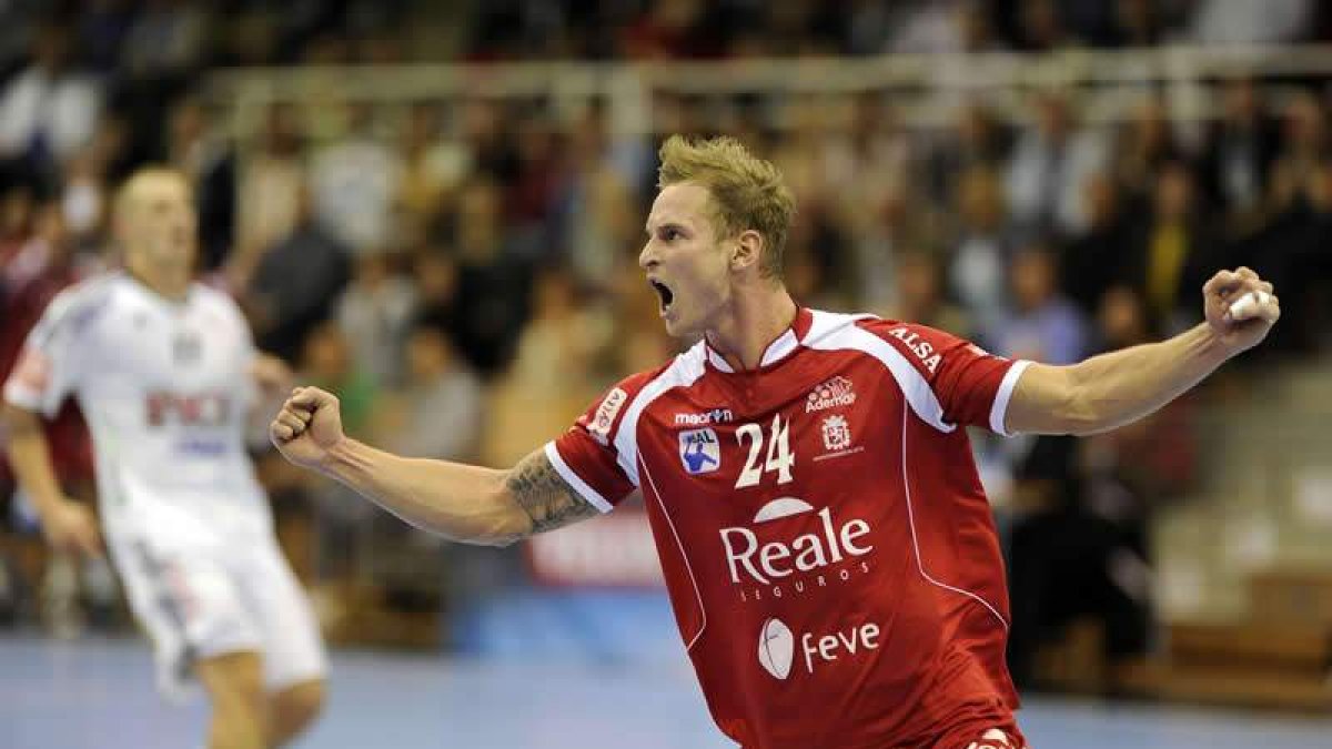 Martin Stranovsky, máximo goleador del Reale Ademar, celebra con rabia uno de sus nueve tantos logrados ante el Pick Szeged húngaro.